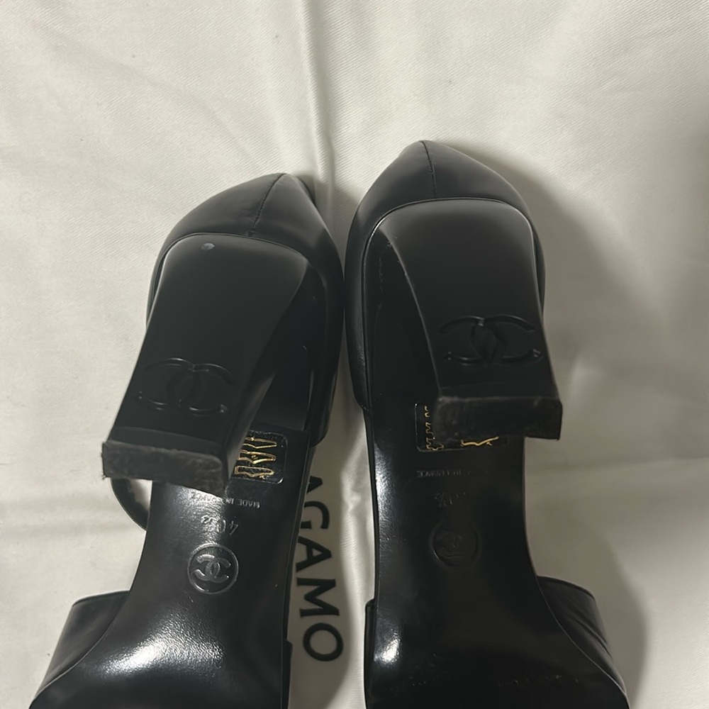 CHANEL Elegant Black Heels with Strap - Picture 5 of 17
